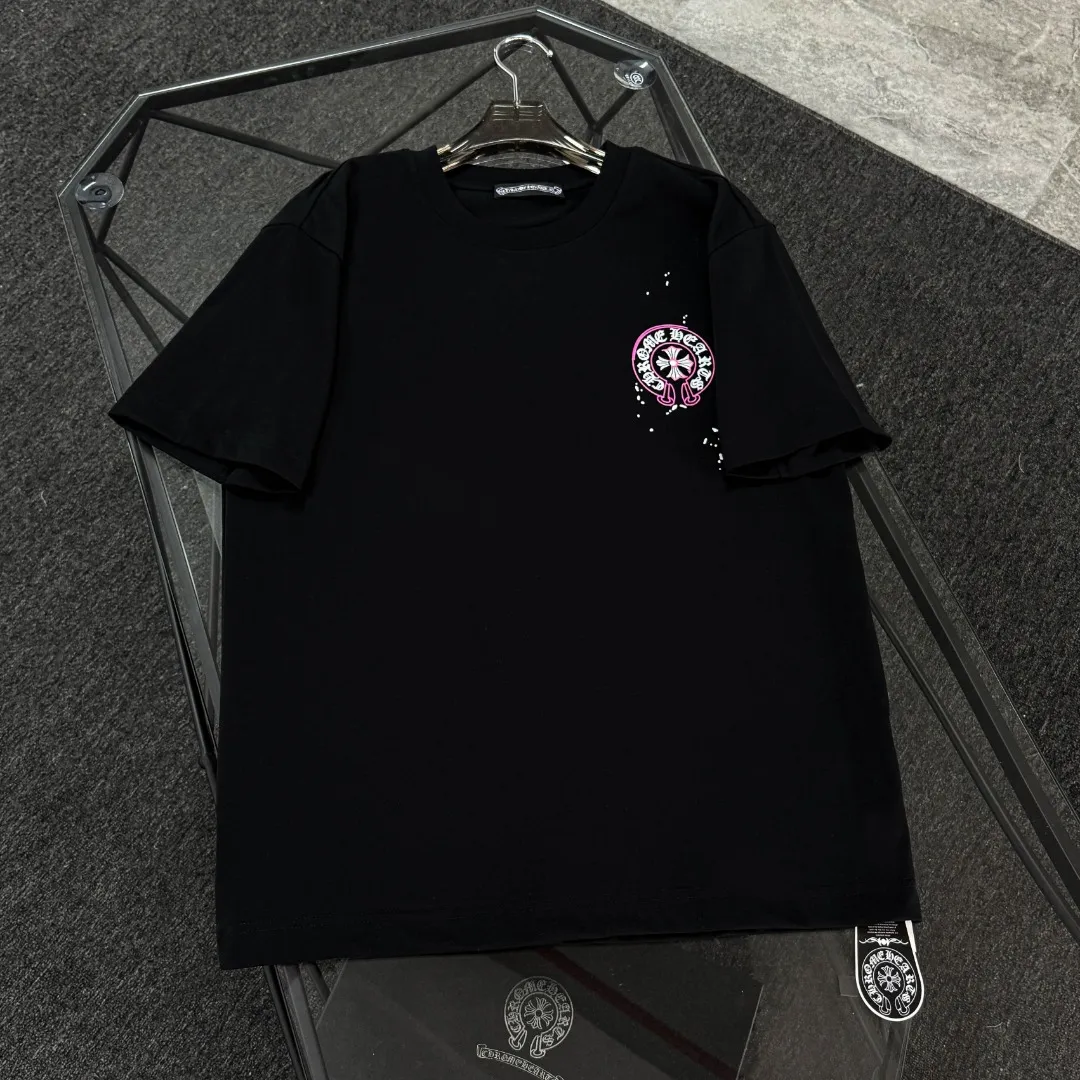 P170 Chrome Hearts Chrome Hearts 25 high-end versions. The fabric is made of 300 grams of high-density pure cotton. It does not deform or shrink. It has three labels. It is the same style for men and women. Technology: Digital printing. Color: White. Black. SIZE: S-XL.
